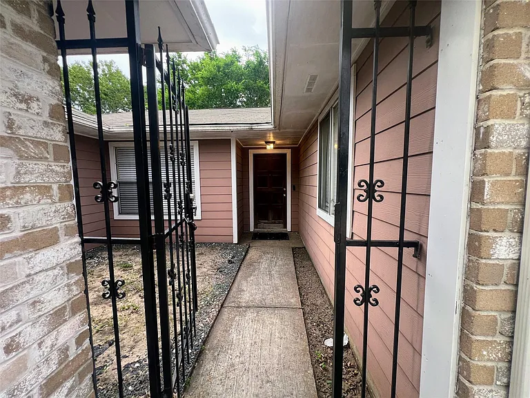 1202 Manorglen Dr — Photo 13
