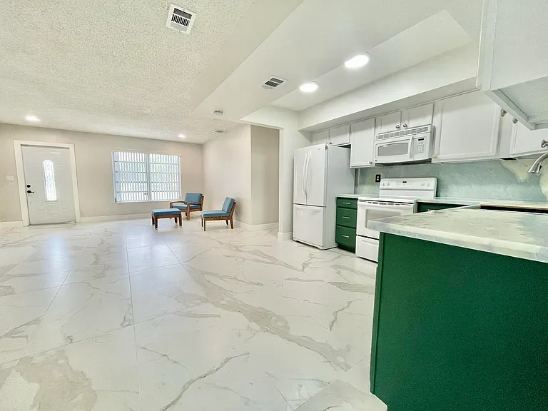 5630 Hollywood Blvd — Photo 19