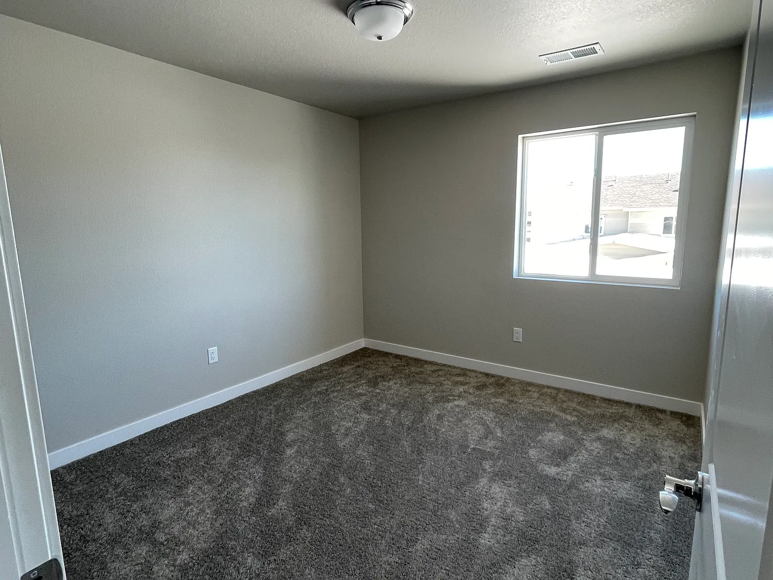 4 bed, 2.5 bath, 1988 sqft, $1,000 — Photo 4