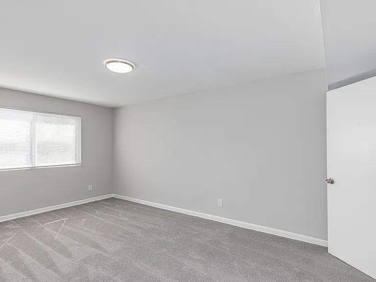 Regency Court Apartments — Photo 41