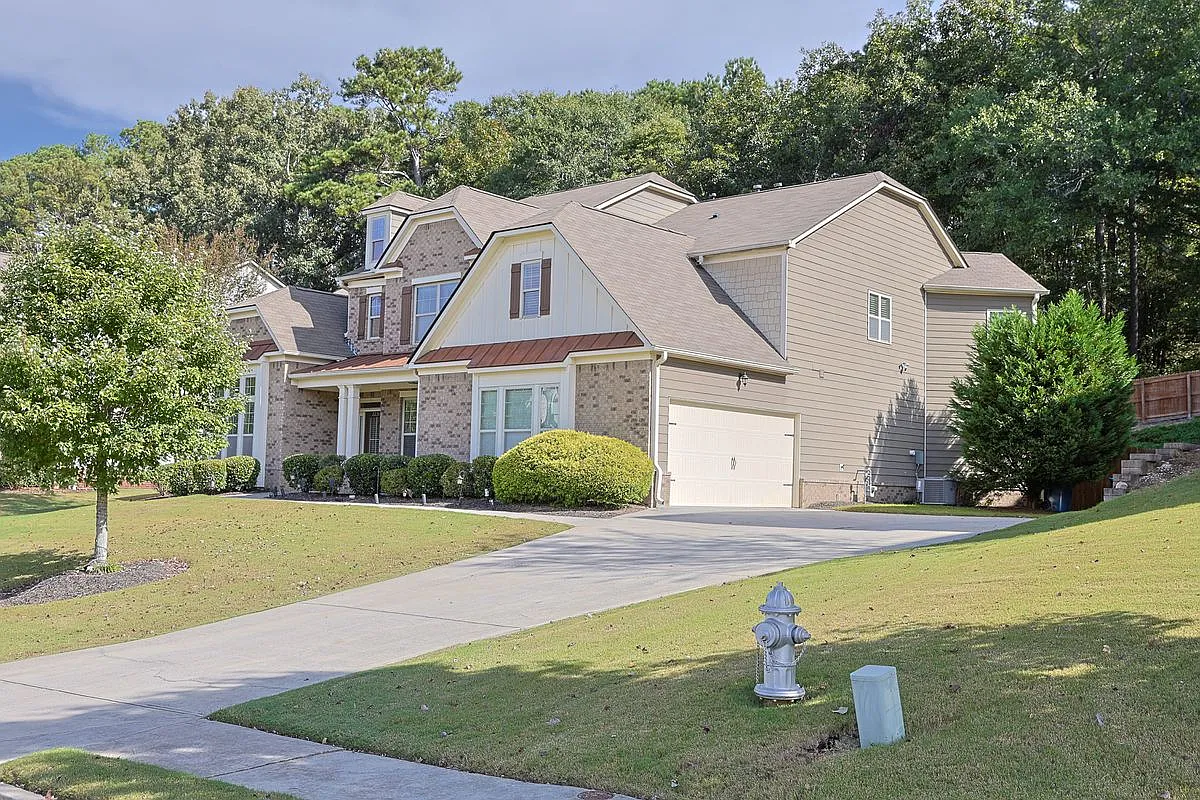 5 bed, 4.5 bath, 4293 sqft, $3,900 — Photo 2