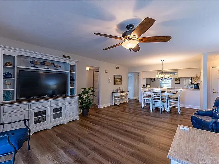 2 bed, 1306 sqft, $2,300 — Photo 4
