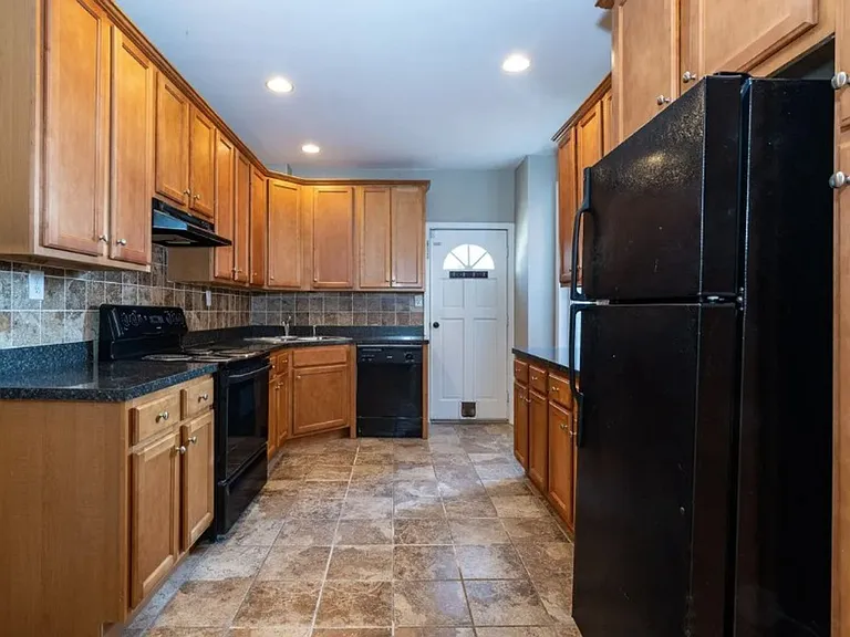 925 N Pine St — Photo 4