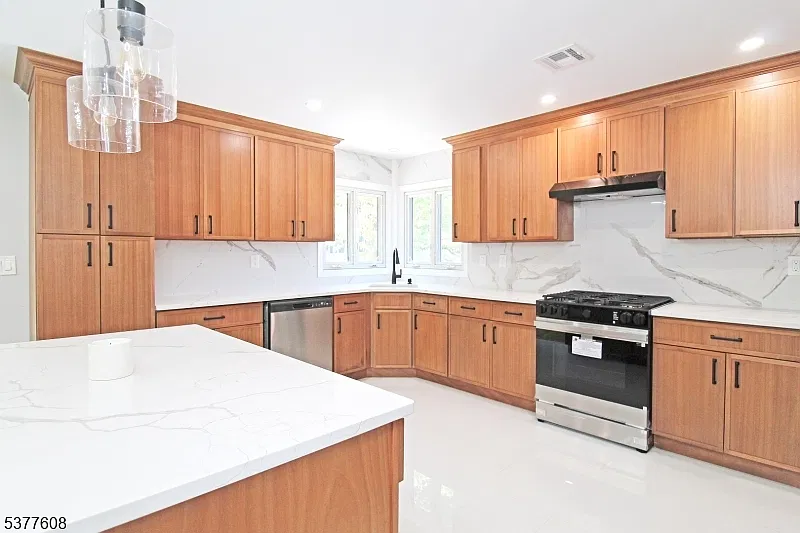 4 bed, 3.0 bath, $3,700 — Photo 2