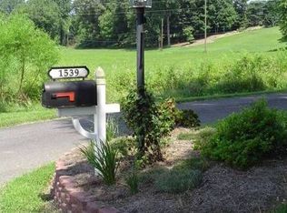 1539 W Devon Dr, Mount Airy, NC 27030