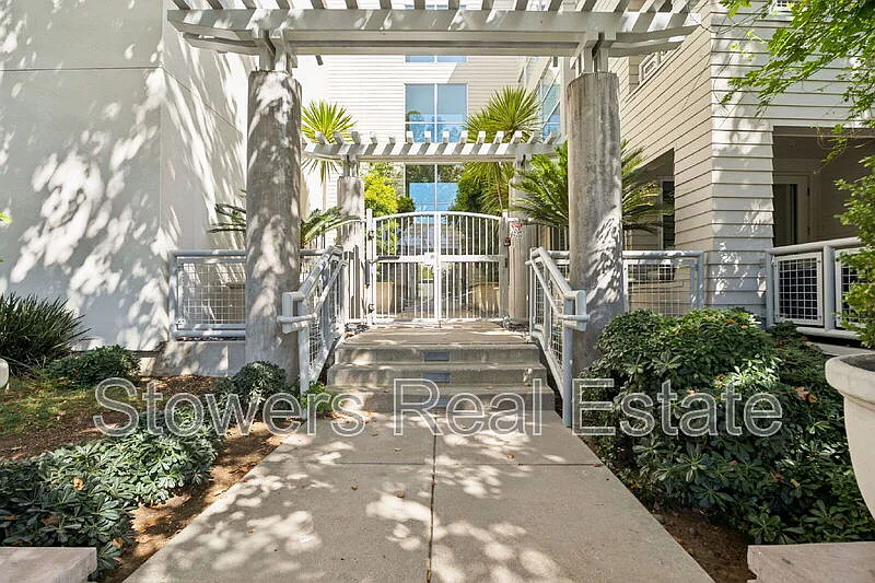 1 bed, 1.5 bath, 1054 sqft, $3,795 — Photo 3