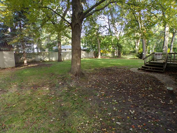 3rd image of 1301 Linden Dr