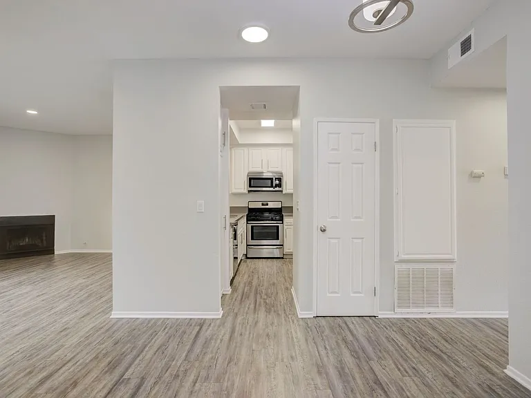 711 N. Sweetzer Ave — Photo 12