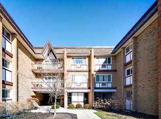 300 Claymoor APT 1A, Hinsdale, IL 60521
