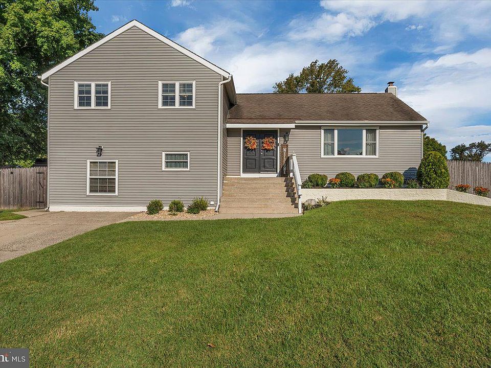 1st image of 7 Surrey Ct