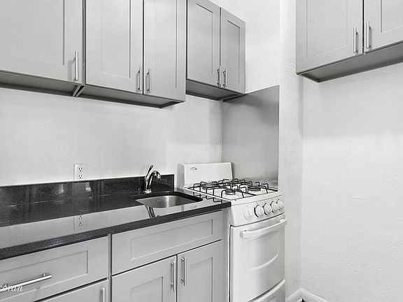 4th image of 139 Waverly Pl APT 2a