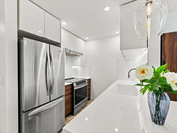1729 Georgia St E #203, Vancouver, BC V5L 2B3