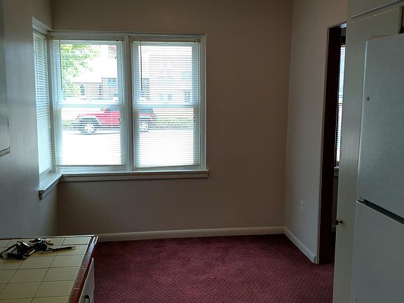 5th image of 210 N Sycamore St APT 2