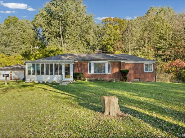 25813 Karr Rd, Belleville, MI 48111