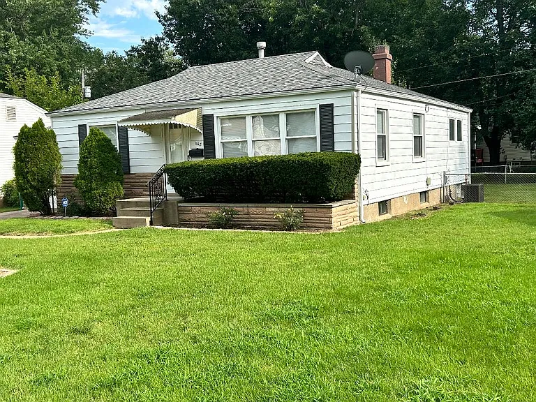1148 Ashford Dr — Photo 3
