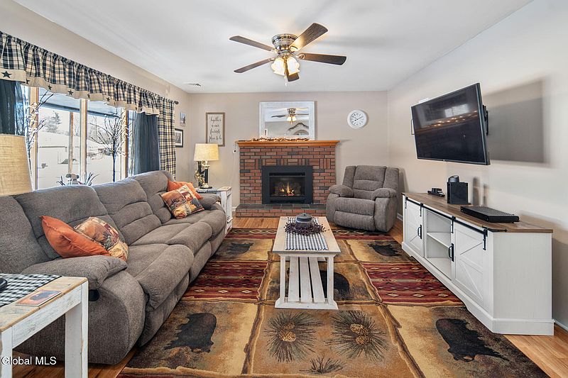 5th image of 437 E Lucille Lane