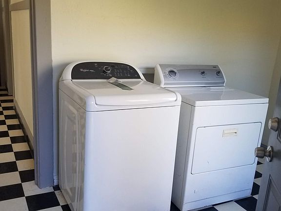 Washer/Dryer included