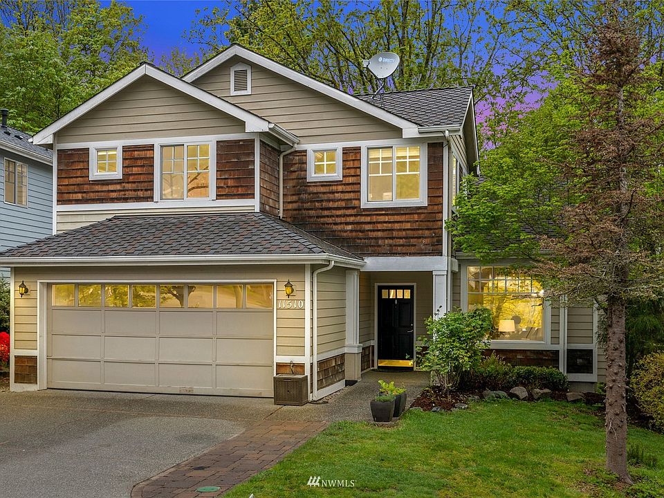  Park -like setting, tucked away in a quiet cul-de-sac. Steps to the popular Cross Kirkland Corridor Walking Trails and minutes to tech campus! 
