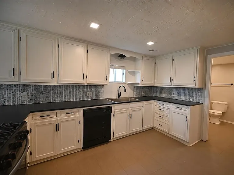 1401 S Lowry St — Photo 5