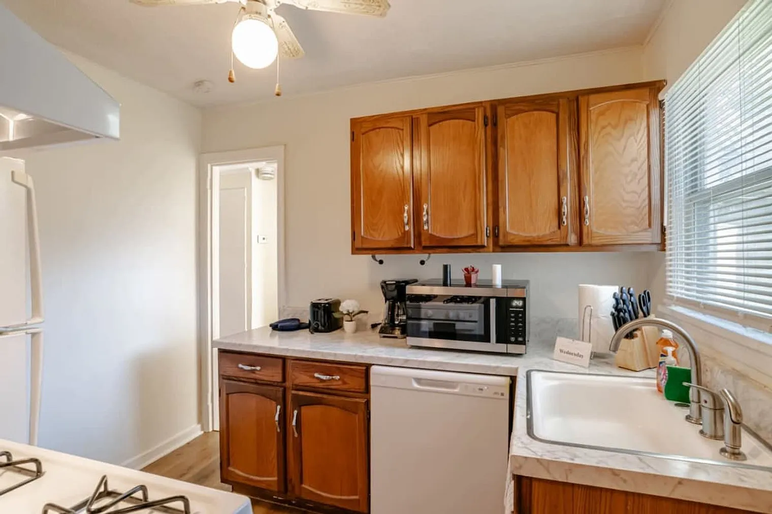 3 bed, 2.0 bath, 1496 sqft, $2,830 — Photo 4