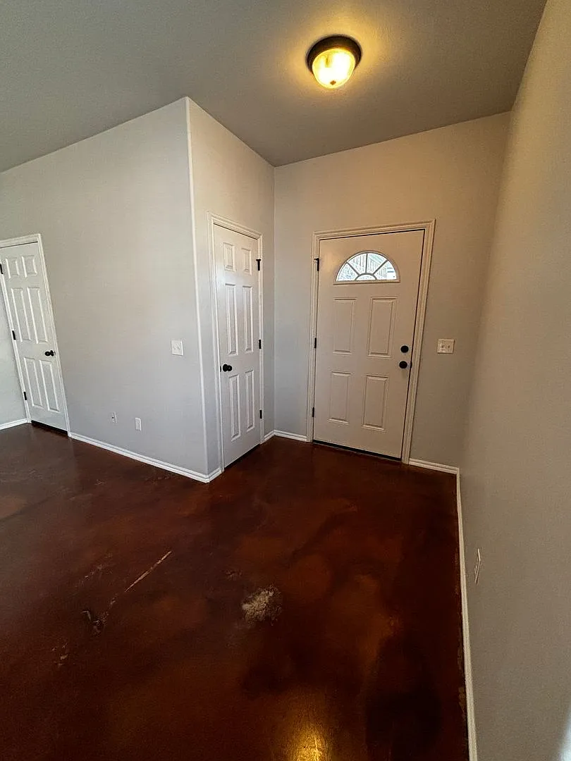 3 br 2 ba duplex with 2 car garage! — Photo 3