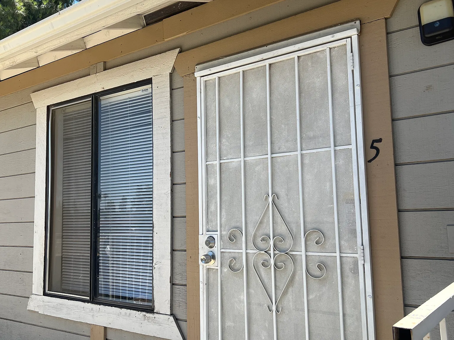 1 bed, 1.5 bath, 825 sqft, $1,095 — Photo 1