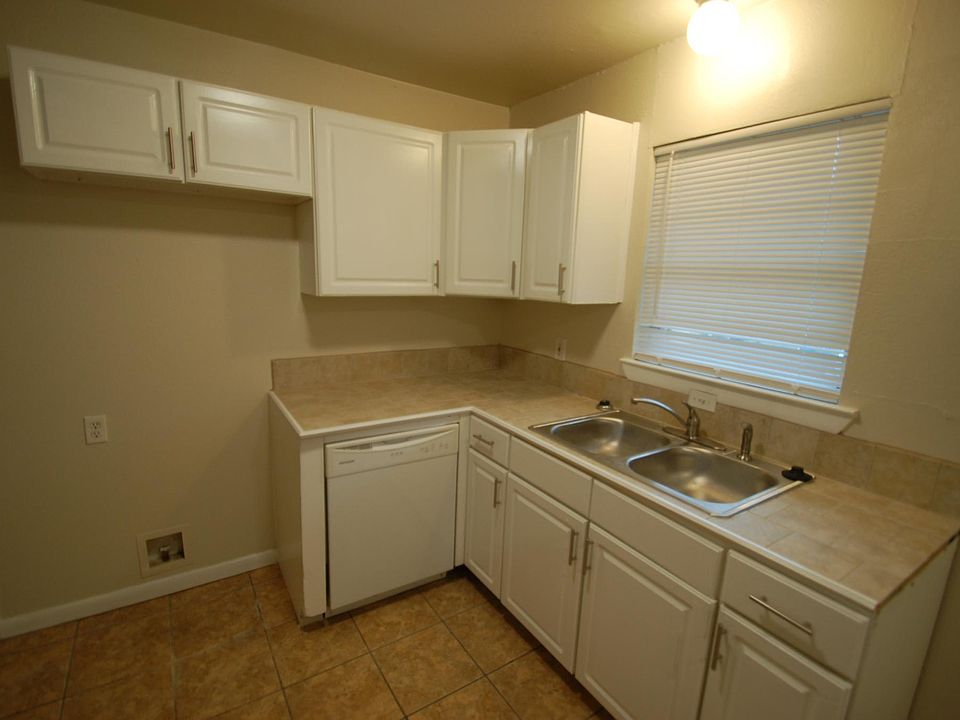 1st image of 3459 W Fuller Ave