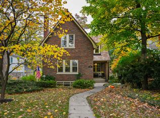 674 Essex Rd, Glen Ellyn, IL 60137