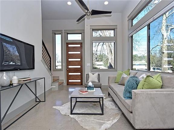 3rd image of 5909 Aurora Dr #B