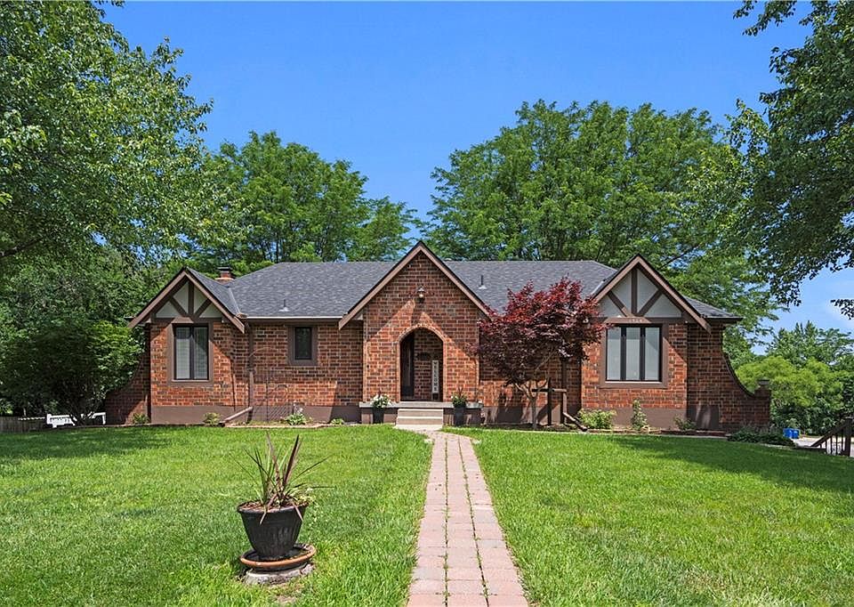1st image of 1504 NE Continental Cir