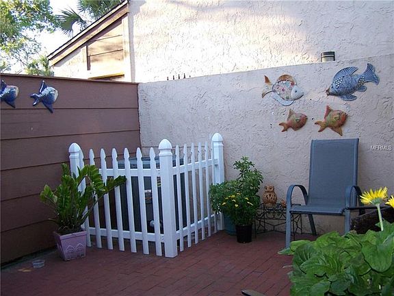 3rd image of 1521 N Carolwood Blvd