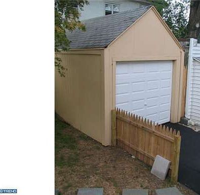 5th image of 75 E Essex Ave