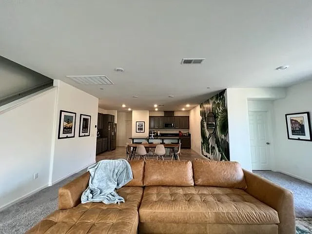 1 bed, 2702 sqft, $995 — Photo 3