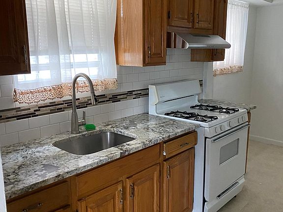 3rd image of 105 Barclay Ave