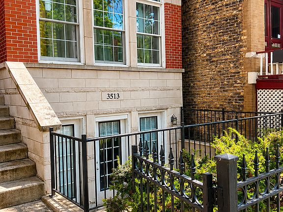 Beautiful duplex down in Lakeview East!