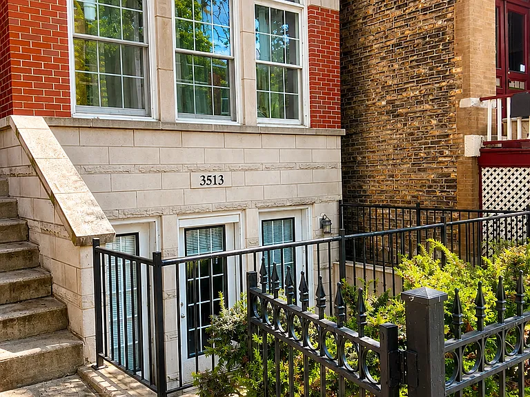 Beautiful duplex down in Lakeview East!