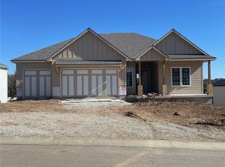 7105 Richards Dr, Shawnee, KS 66216