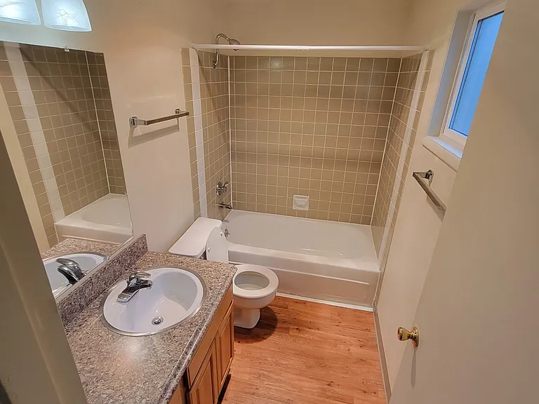 Knoll West Apartments — Photo 28