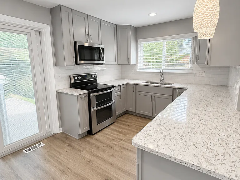 1210 Kenilworth Pl — Photo 4