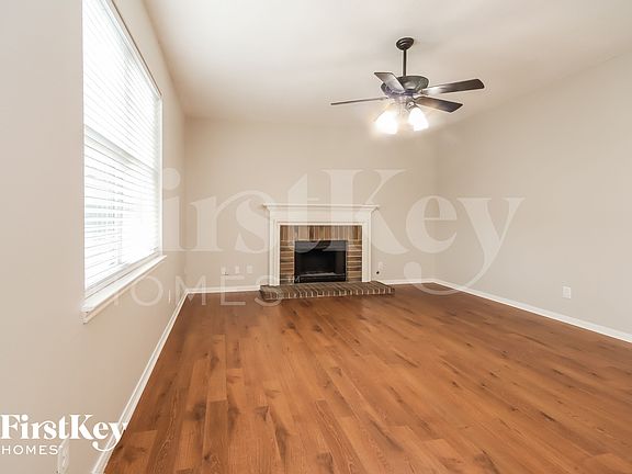 2nd image of 2913 Veva Dr