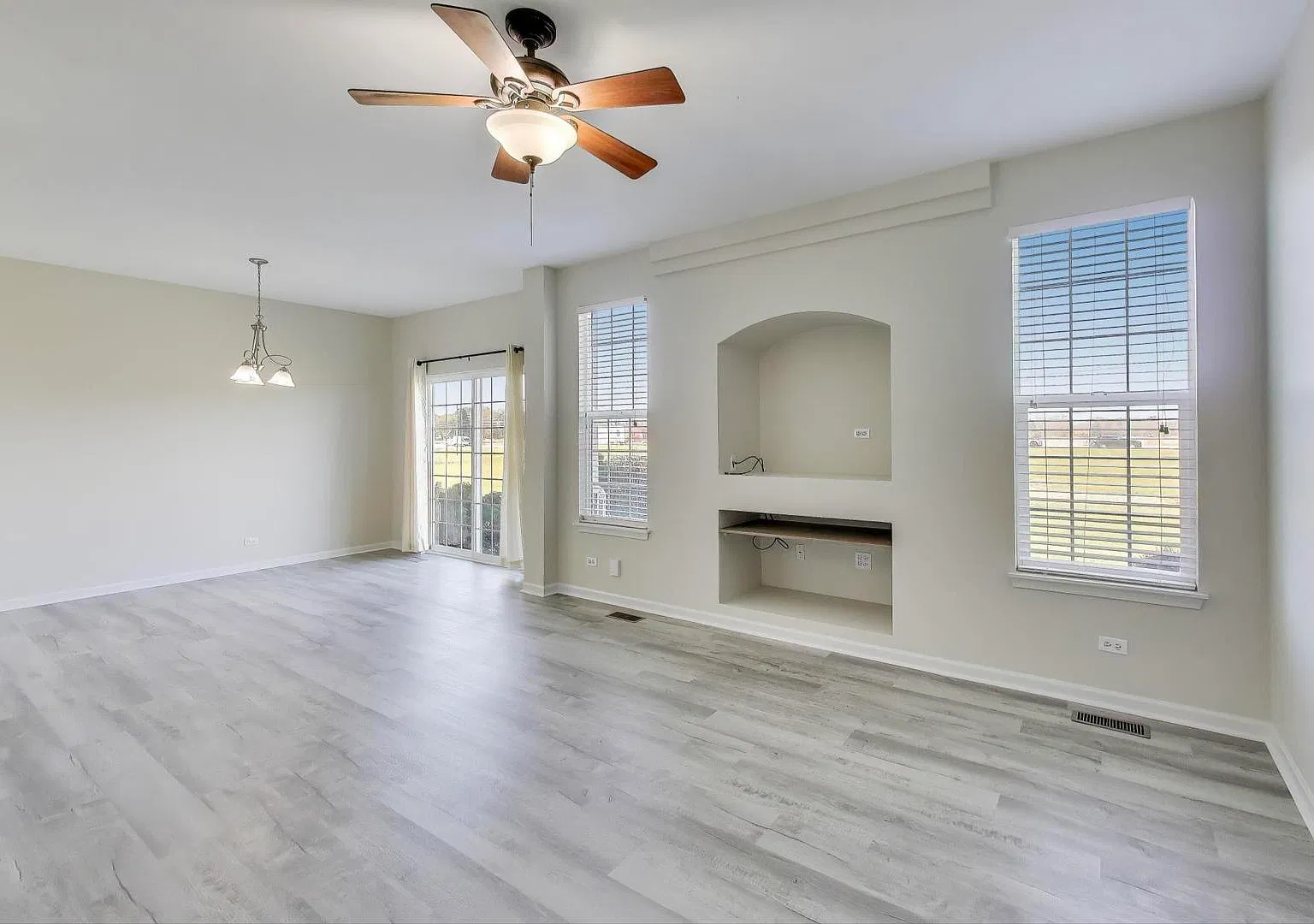 3 bed, 3.5 bath, 2575 sqft, $2,900 — Photo 3