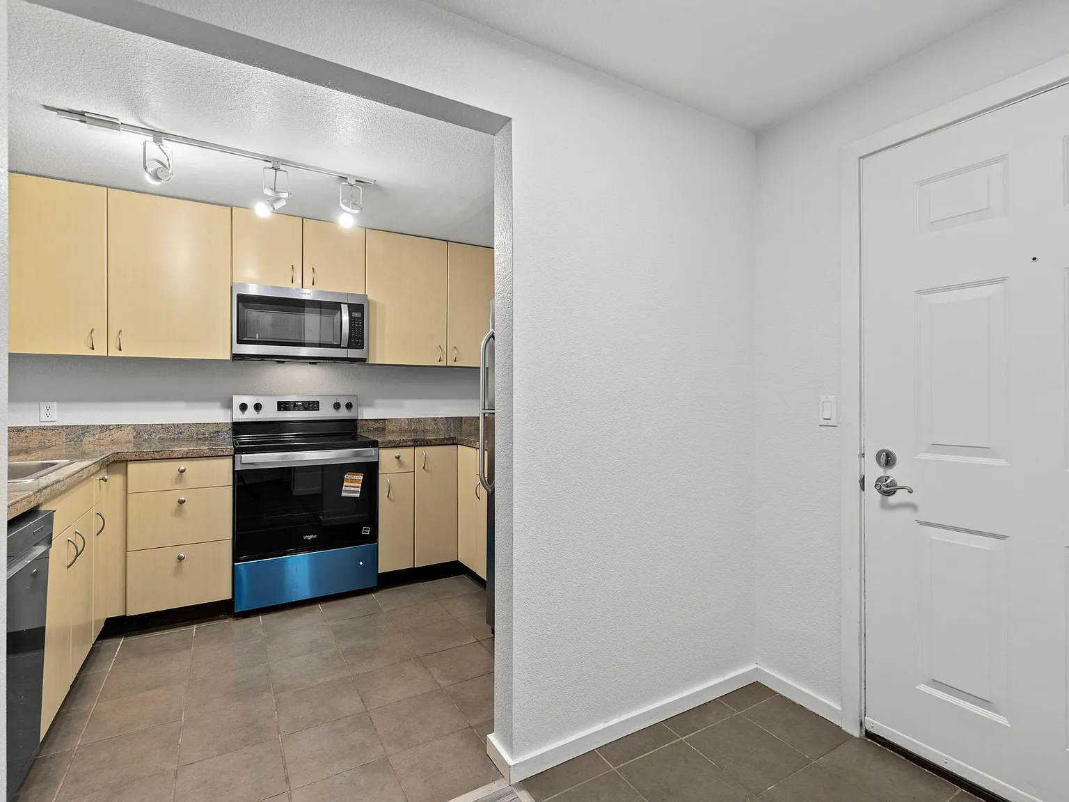 2 bed, 863 sqft, $2,400 — Photo 3