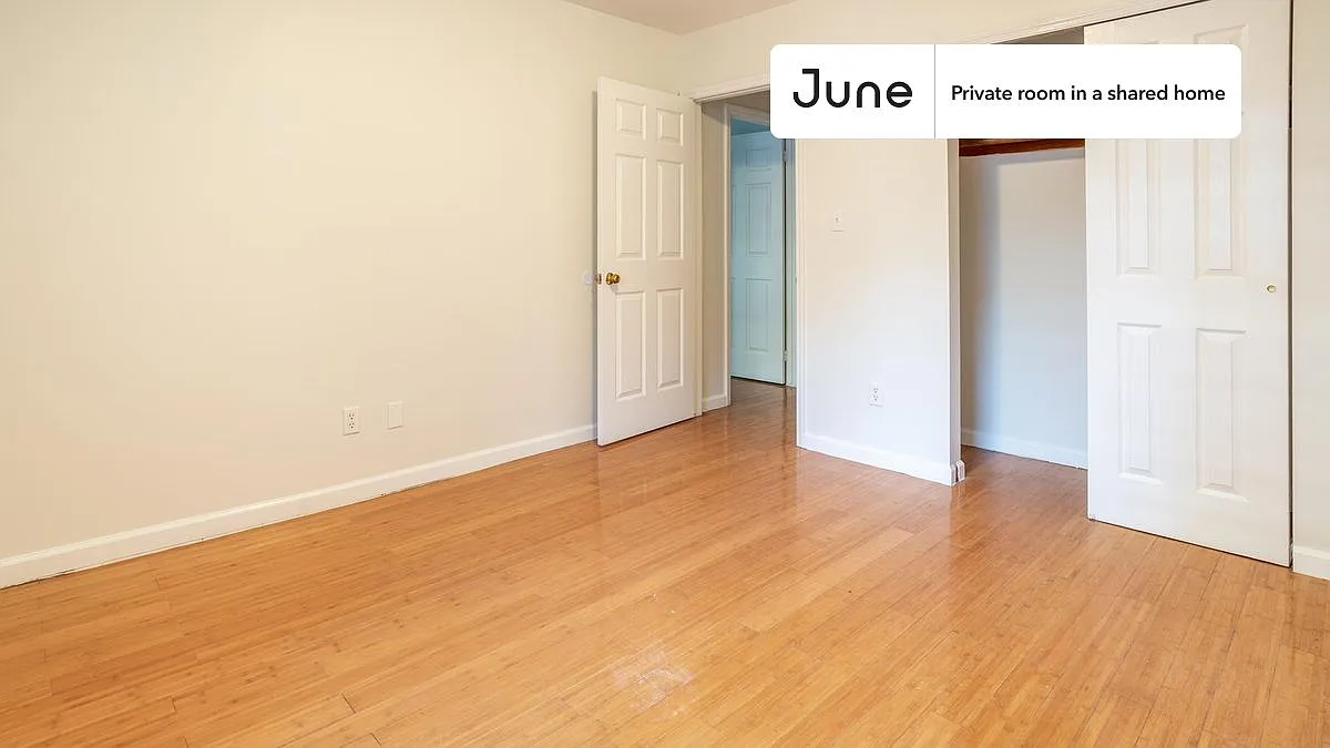Queen bedroom in 4 bed/2 bath home in Flatbush #1647 C — Photo 4