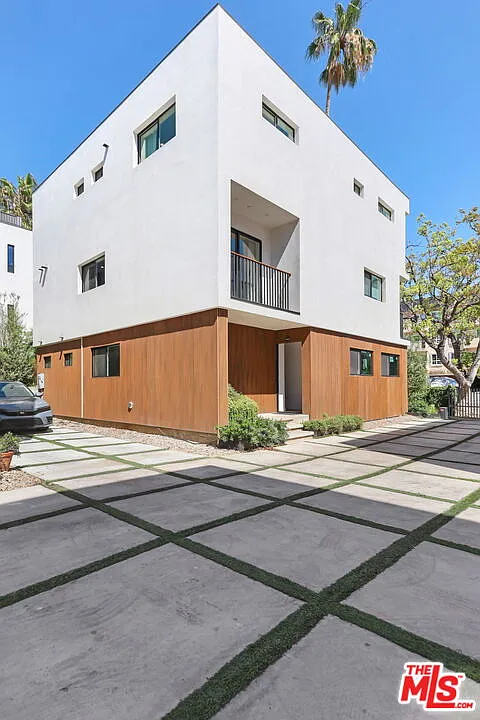921 N Mariposa Ave #1/2