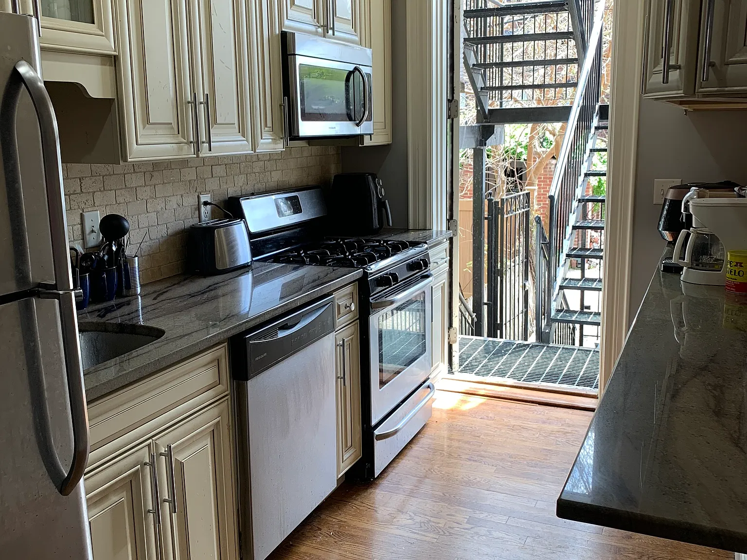 4 bed, 999 sqft, $6,700 — Photo 1