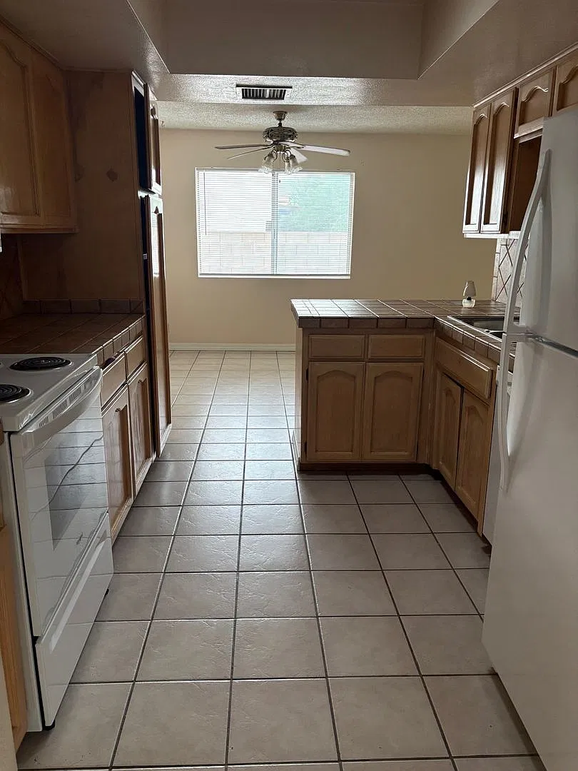 Updated 3Bed/2Bath Home-IN Quiet, Low-traffic Location near Ina & Thoryndale — Photo 3