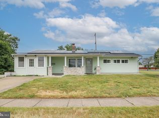 377 Stonybrook Dr, Levittown, PA 19055