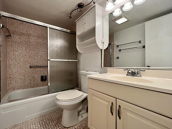 4th image of 318 Chatham S #P