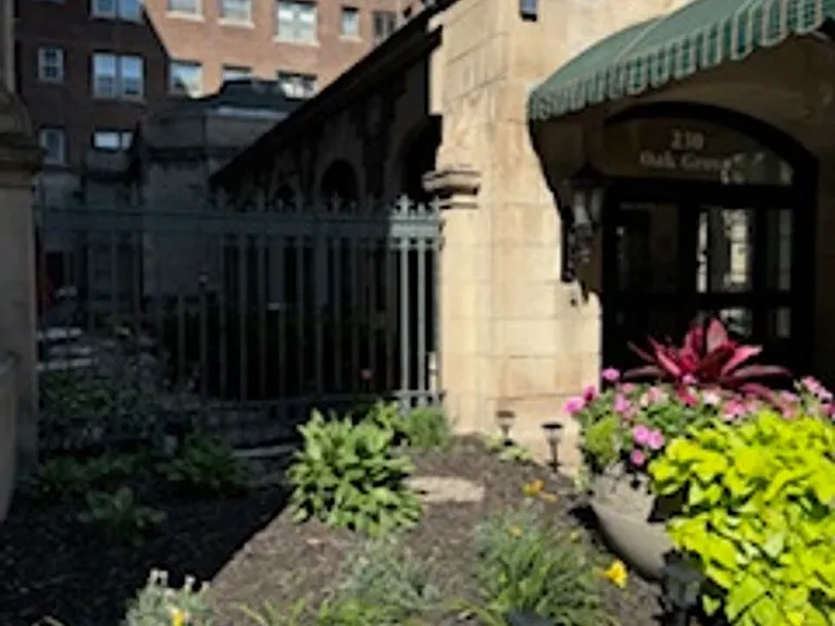 Oak Grove Apartment Hotel — Photo 10