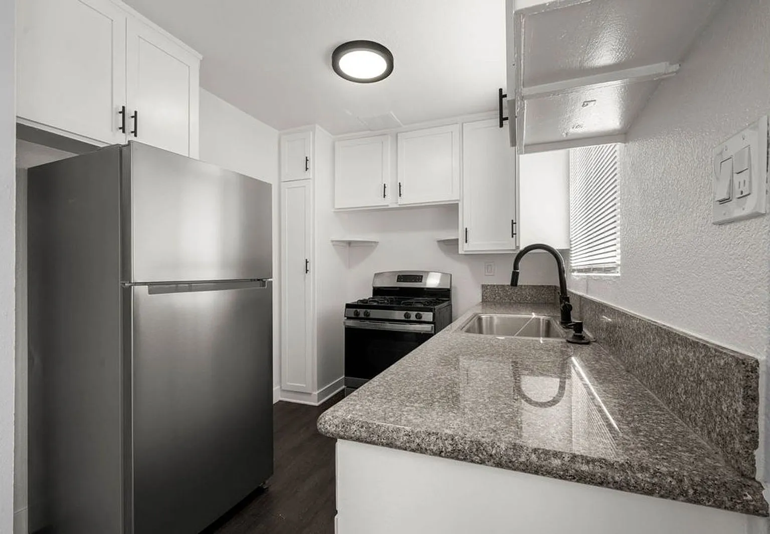 2 bed, 2.0 bath, 900 sqft, $2,026 — Photo 1